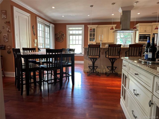 16 Oriole Place, Farmingville, NY 11738