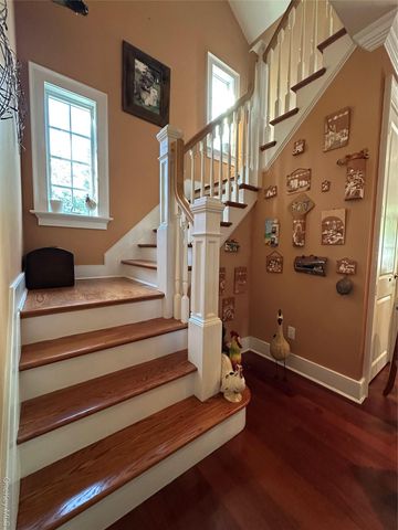 16 Oriole Place, Farmingville, NY 11738