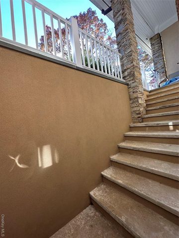 16 Oriole Place, Farmingville, NY 11738