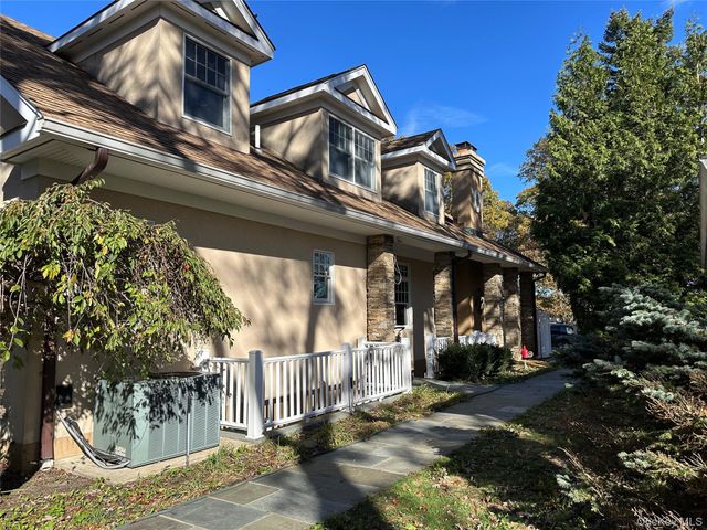 16 Oriole Place, Farmingville, NY 11738