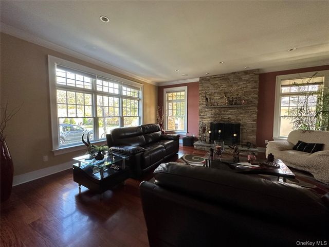 16 Oriole Place, Farmingville, NY 11738