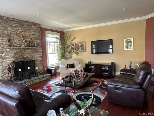 16 Oriole Place, Farmingville, NY 11738