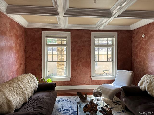 16 Oriole Place, Farmingville, NY 11738