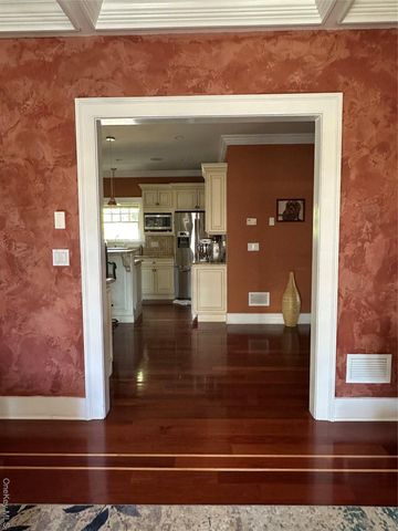 16 Oriole Place, Farmingville, NY 11738