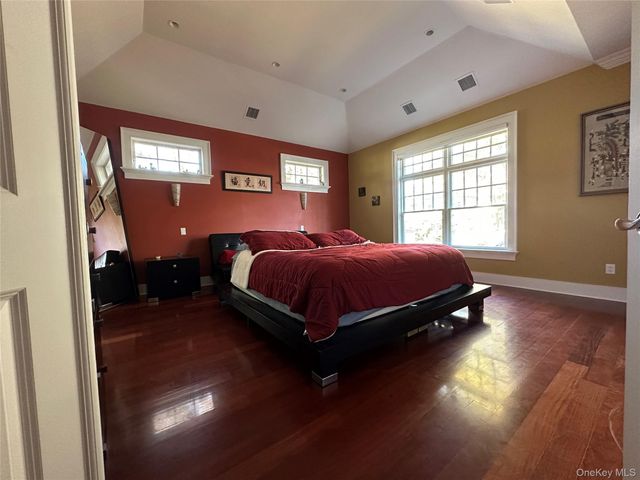 16 Oriole Place, Farmingville, NY 11738