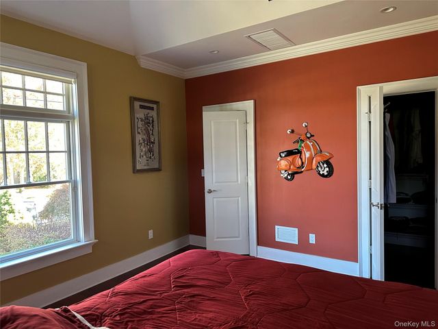 16 Oriole Place, Farmingville, NY 11738