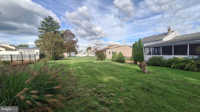 925 ROBERTS RD, Warminster, PA 18974