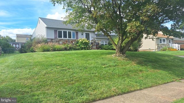 925 ROBERTS RD, Warminster, PA 18974