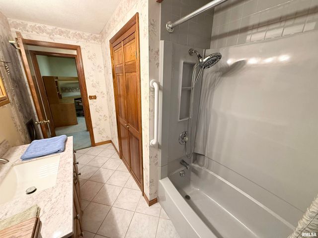 3611 N AVALON Place, Peoria, IL 61604