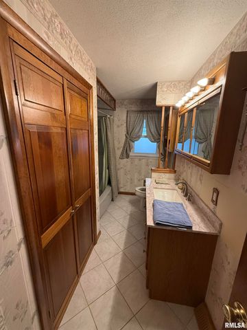 3611 N AVALON Place, Peoria, IL 61604