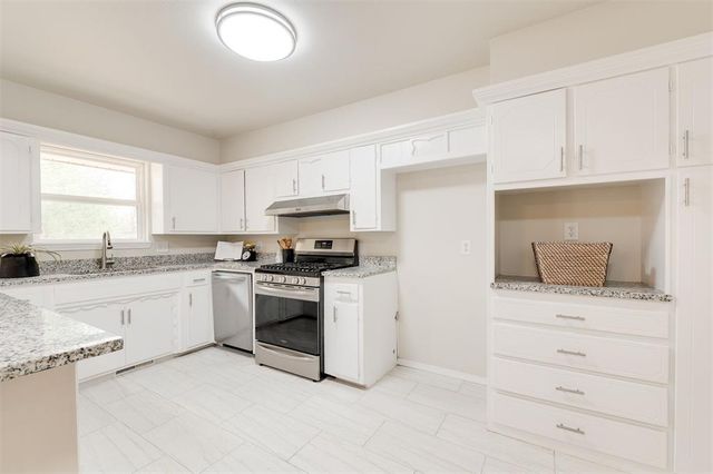 10237 Stoneham Avenue, Oklahoma City, OK 73120