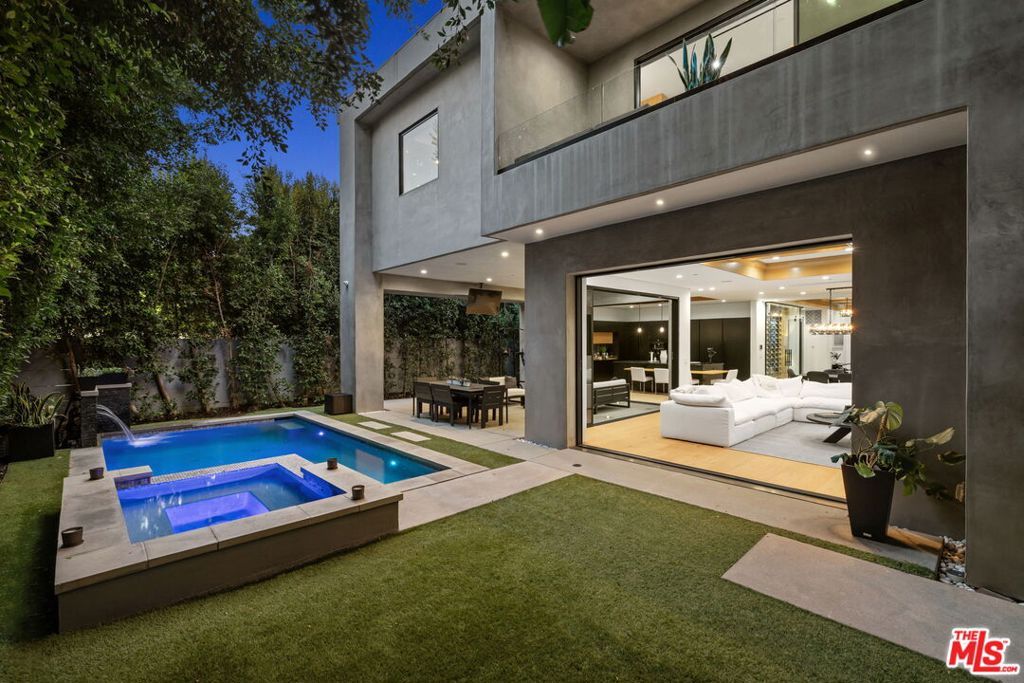 Image 10 of property listing at 828 N Gardner Street, Los Angeles, CA 90046