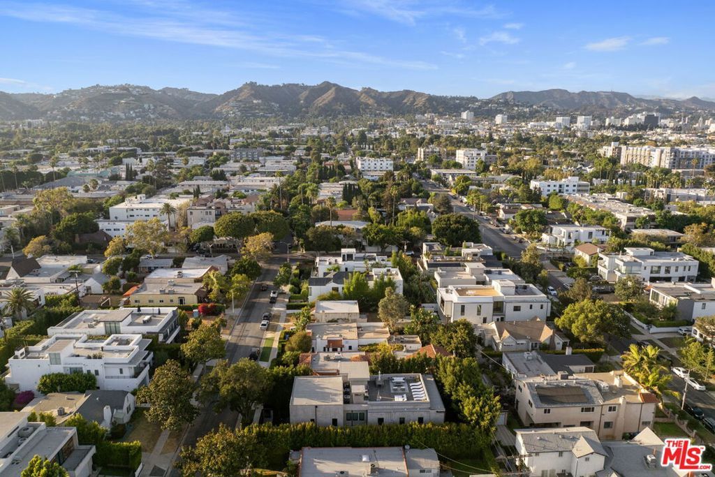 Image 11 of property listing at 828 N Gardner Street, Los Angeles, CA 90046