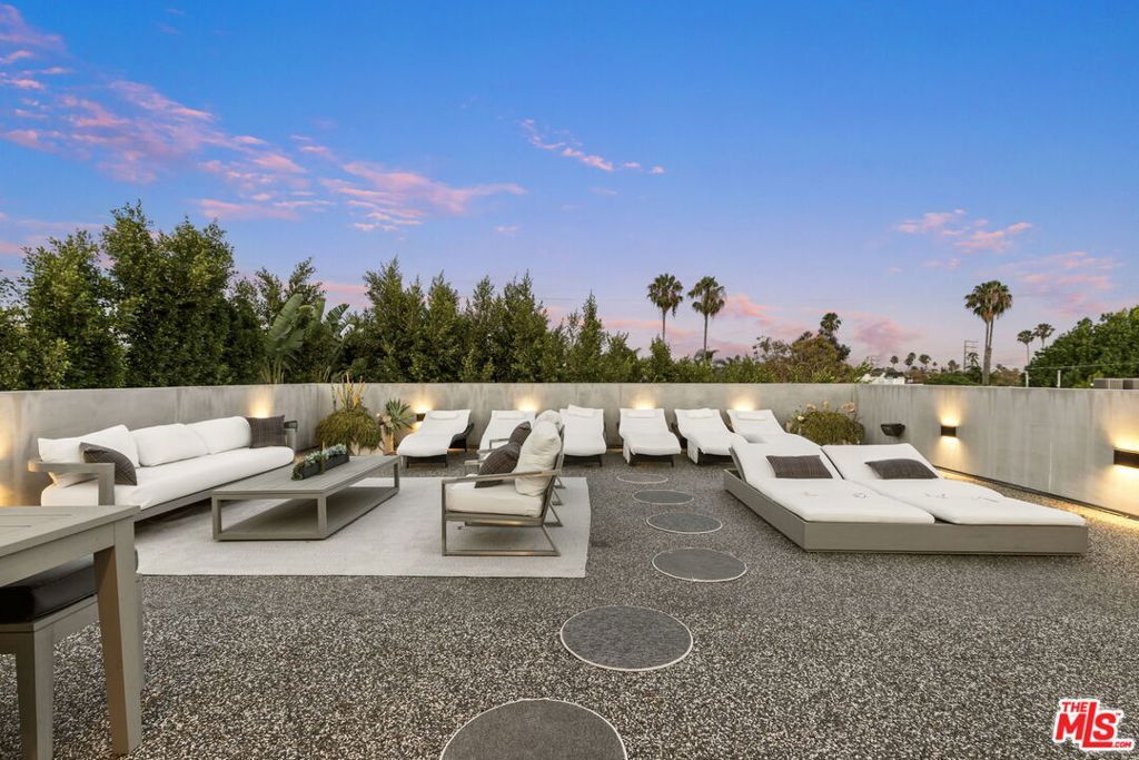 Image 14 of property listing at 828 N Gardner Street, Los Angeles, CA 90046