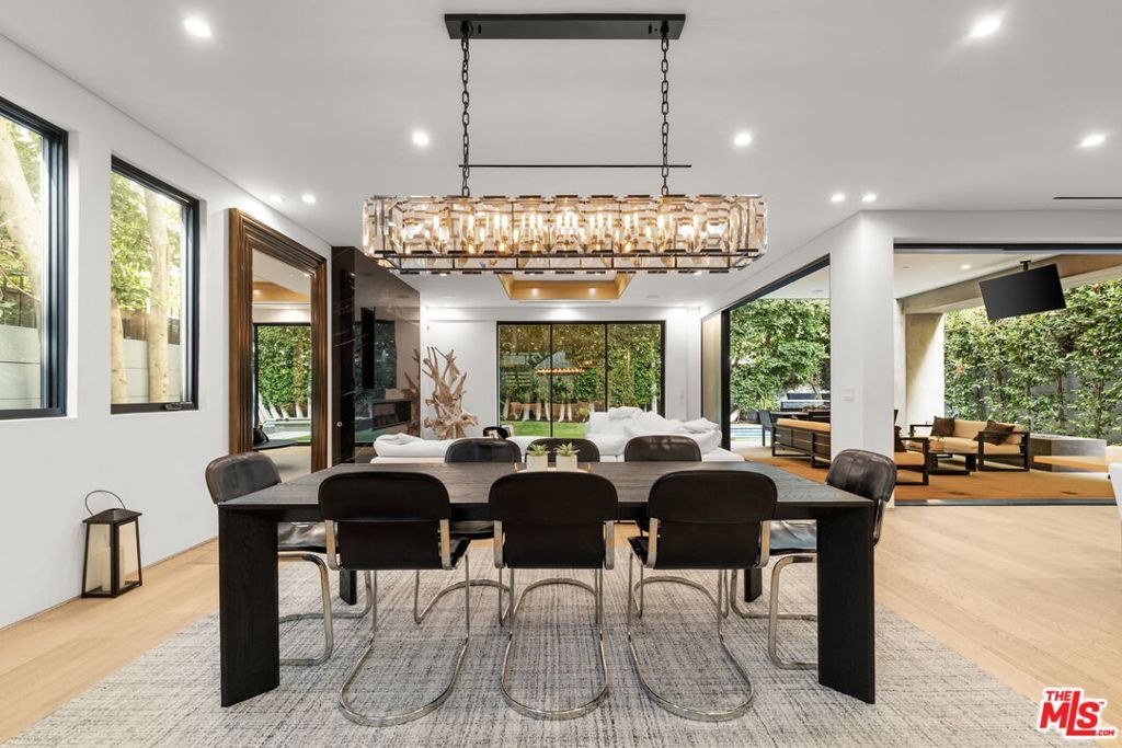 Image 2 of property listing at 828 N Gardner Street, Los Angeles, CA 90046
