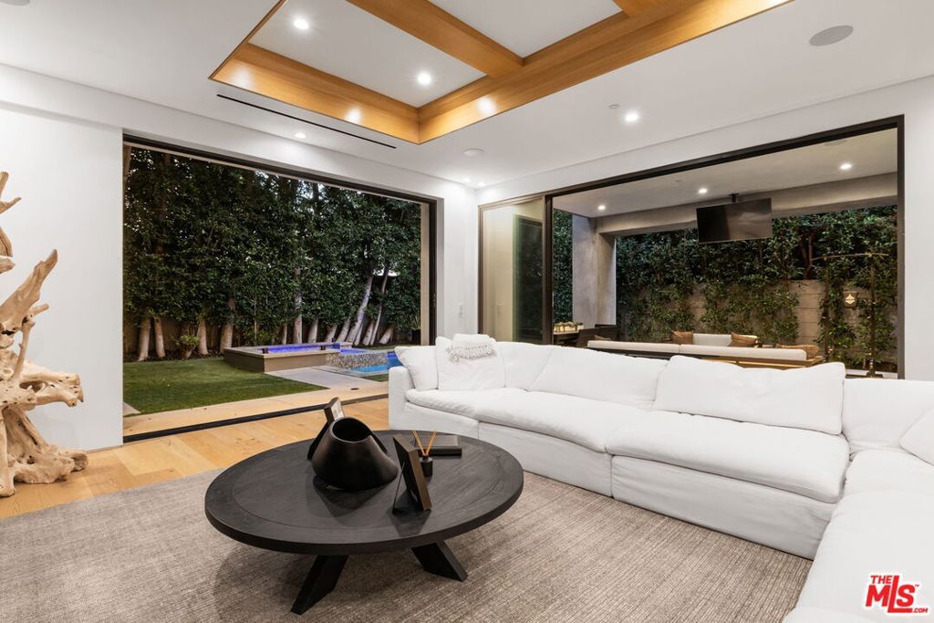Image 4 of property listing at 828 N Gardner Street, Los Angeles, CA 90046