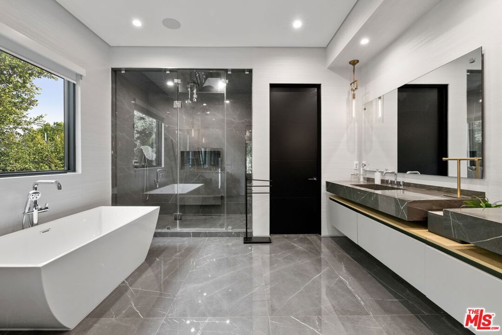 Image 8 of property listing at 828 N Gardner Street, Los Angeles, CA 90046