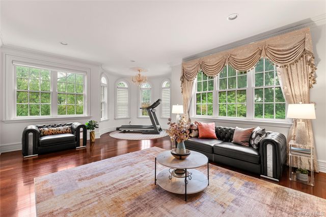 28 Whitney Circle, Glen Cove, NY 11542