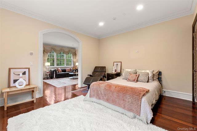 28 Whitney Circle, Glen Cove, NY 11542