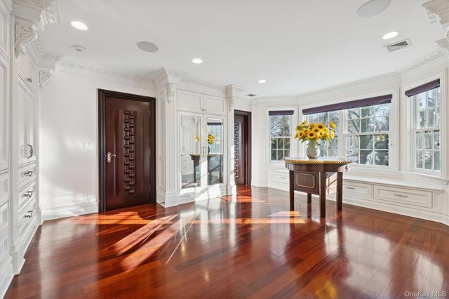 28 Whitney Circle, Glen Cove, NY 11542