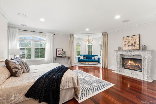 28 Whitney Circle, Glen Cove, NY 11542