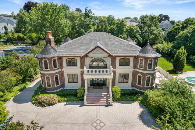 28 Whitney Circle, Glen Cove, NY 11542