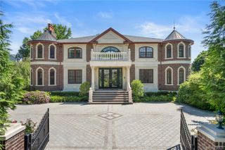 28 Whitney Circle, Glen Cove, NY 11542
