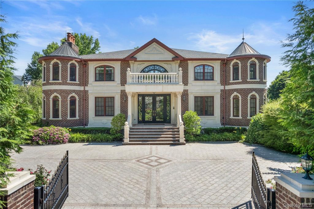 28 Whitney Circle, Glen Cove, NY 11542