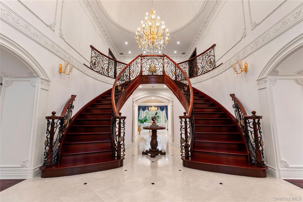 28 Whitney Circle, Glen Cove, NY 11542 — photo 3
