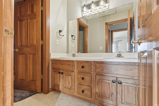 8517 Greyhawk Drive, Fort Wayne, IN 46835