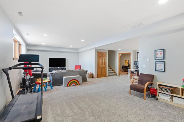 8517 Greyhawk Drive, Fort Wayne, IN 46835