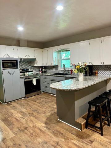 1709 S 11th Avenue, Ozark, MO 65721