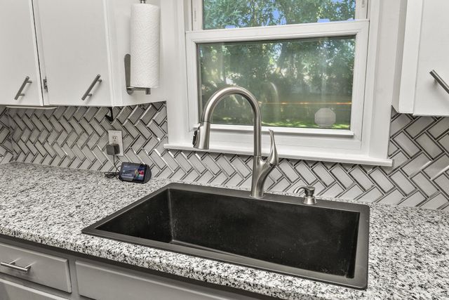 1709 S 11th Avenue, Ozark, MO 65721