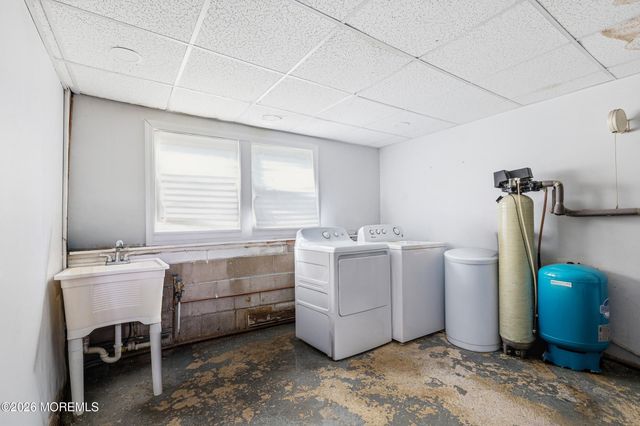 179 Nottoway Lane, Toms River, NJ 08755