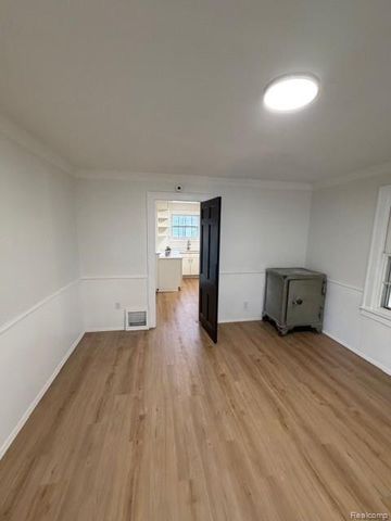 80 E Iroquois Road, Pontiac, MI 48341