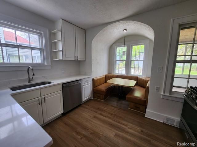 80 E Iroquois Road, Pontiac, MI 48341
