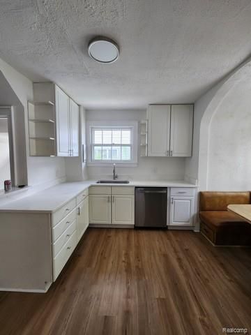 80 E Iroquois Road, Pontiac, MI 48341