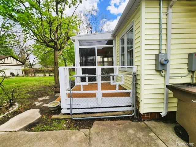 80 E Iroquois Road, Pontiac, MI 48341