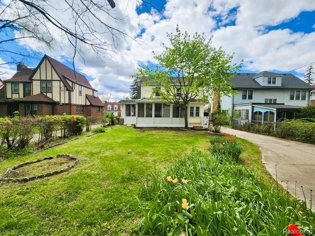 80 E Iroquois Road, Pontiac, MI 48341
