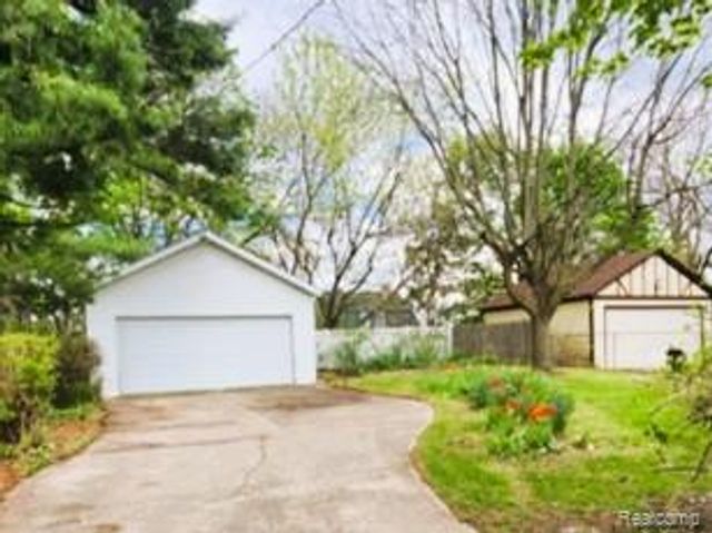 80 E Iroquois Road, Pontiac, MI 48341
