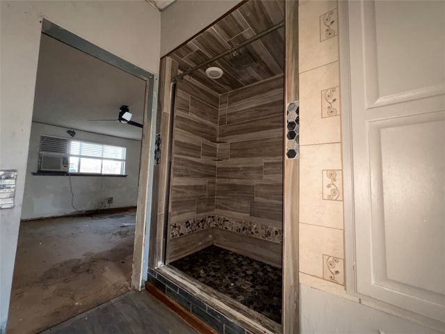 124 S Mountain Ridge, Cresson, TX 76035