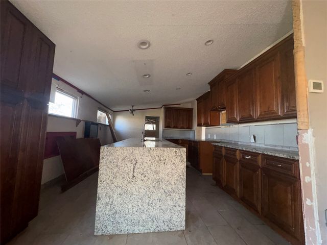 124 S Mountain Ridge, Cresson, TX 76035