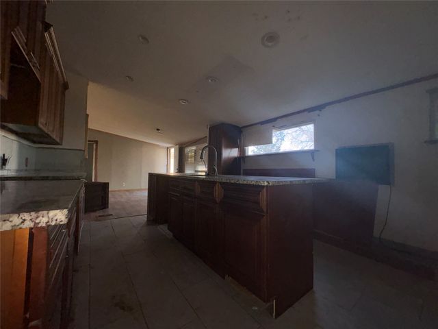 124 S Mountain Ridge, Cresson, TX 76035