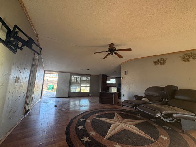 124 S Mountain Ridge, Cresson, TX 76035