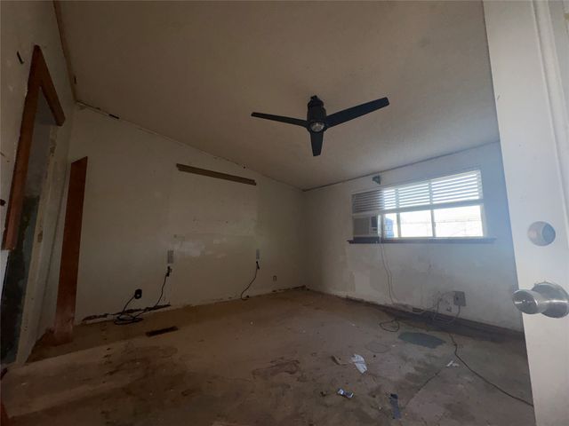 124 S Mountain Ridge, Cresson, TX 76035