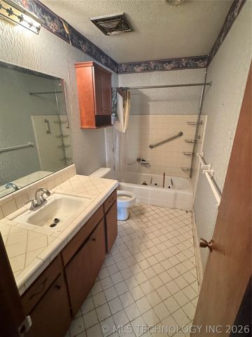 3815 S 82nd East Avenue, Tulsa, OK 74145