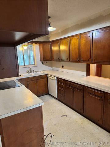 3815 S 82nd East Avenue, Tulsa, OK 74145