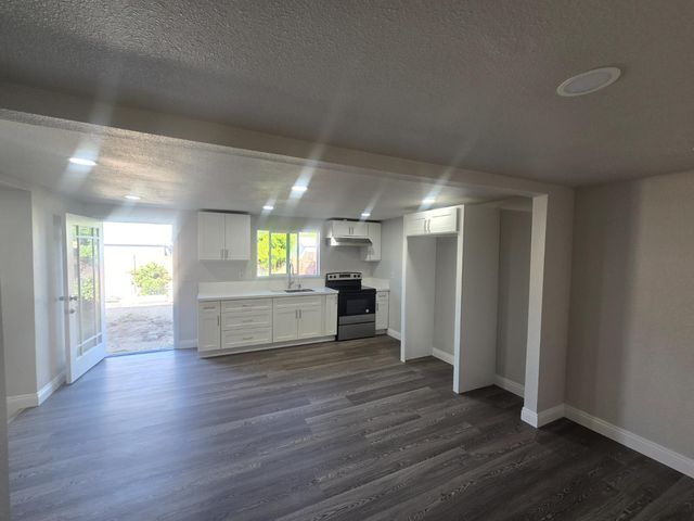 4685 E Tulare, Fresno, CA 93702