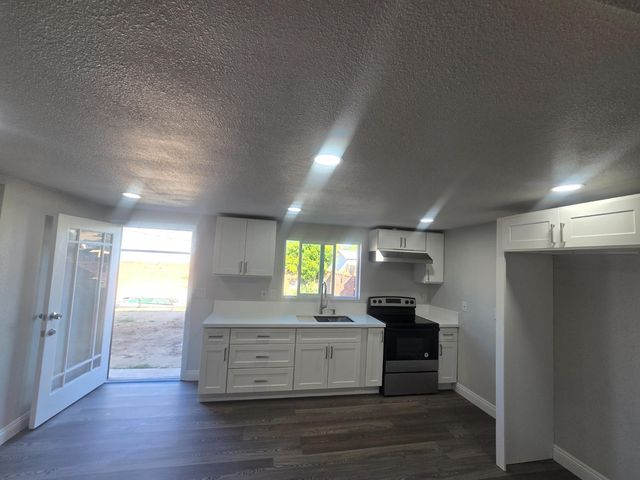 4685 E Tulare, Fresno, CA 93702