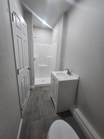 4685 E Tulare, Fresno, CA 93702